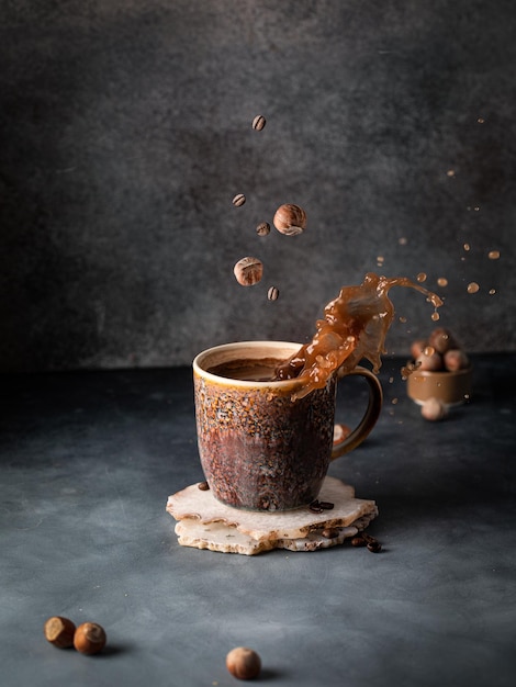 Coffe cacao equilibrando foto com nozes moídas