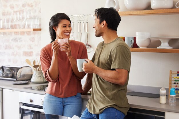 Coffee break cocina y pareja joven con conversación para desayunar junto con amor y felicidad Gente interracial feliz hombre y mujer o padres hablando de apartamento inmobiliario y futuro