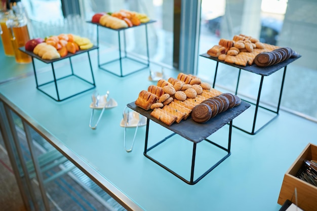 Coffee-break com biscoitos e frutas