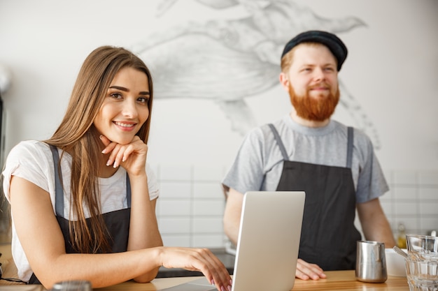 Coffee Business Concept - Porträt von kleinen Geschäftspartnern zusammenarbeiten in ihrem Café