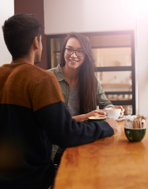 Coffee Shop Liebe und Paar auf einem Date mit Trinken im Gespräch reden und plaudern für Bindung Entspannen Sie sich glücklich und Mann und Frau mit Koffein Cappuccino oder Getränk im Restaurant Café und Laden