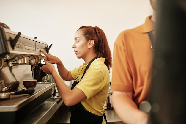 Coffeeshop Barista haciendo capuchino