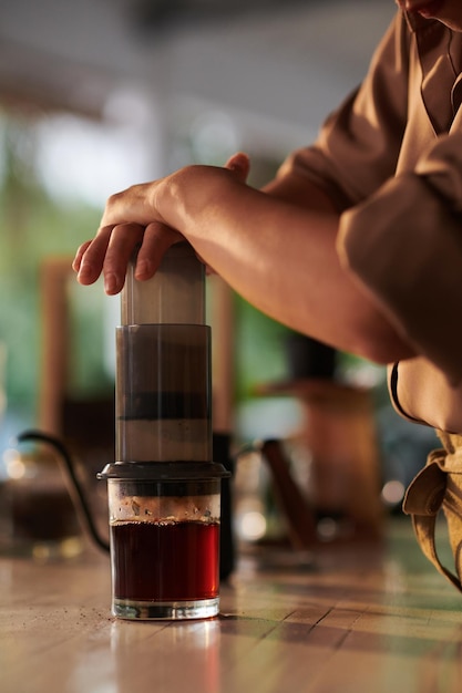 Coffeeshop Barista usando Aeropress