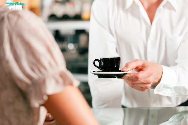 Coffeeshop - Barista wartet auf einen Kaffee