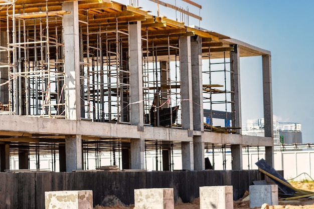 Cofragem para despejar o segundo andar de um edifício monolítico reforço de paredes e teto trabalho monolítico durante a construção de um edifício closeup tecnologias de construção