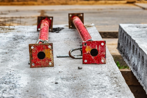 Cofragem para despejar o segundo andar de um edifício monolítico reforço de paredes e teto trabalho monolítico durante a construção de um edifício closeup tecnologias de construção