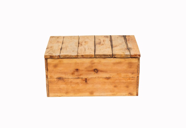Cofre casero de madera sobre un fondo blanco. elemento interior