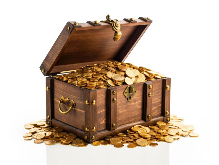 Cofre de madera con monedas de oro aisladas sobre fondo blanco