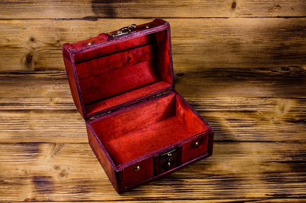 Foto cofre vintage abierto de madera roja sobre fondo de madera