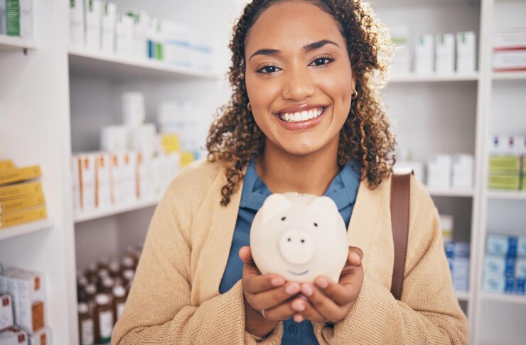 Foto cofrinho de dinheiro e retrato de mulher em farmácia para pílulas, medicação e cuidados médicos para o bem-estar seguro de saúde e mulher feliz com economia financeira em dinheiro e pagamento por remédios
