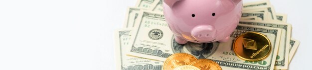 Cofrinho de porco no fundo de 100 notas de dólar americano e moedas físicas de bitcoins Conceito de riqueza e câmbiox9