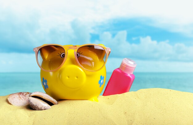 Cofrinho de verão com óculos de sol na praia