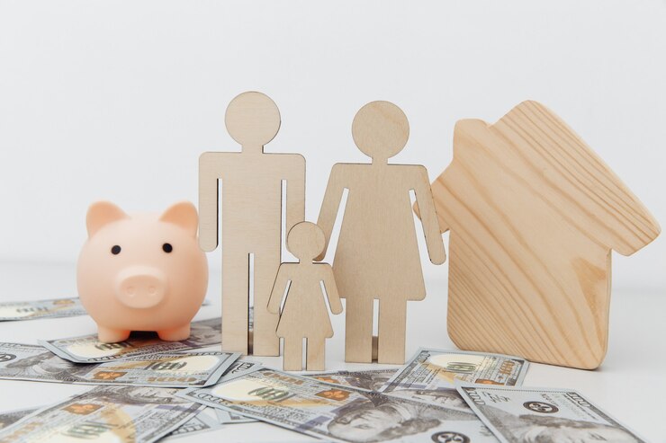 Cofrinho e figuras de família com uma casa de madeira nas notas de dólar