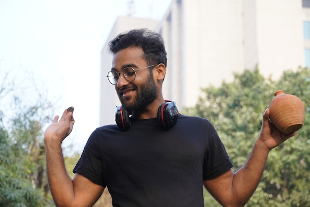 Cofrinho - homem usando óculos de proteção e cofrinho na mão e a outra mão foto de moeda