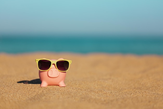 Cofrinho na praia no verão