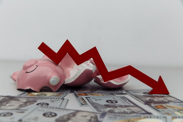 Cofrinho quebrado e seta vermelha com conceito de investimento e falência de notas de dólar