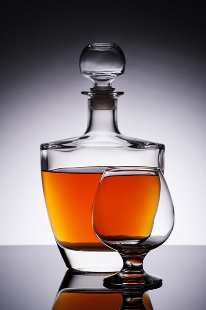 Cognac in Flasche und Glas