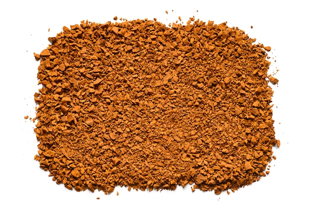 Cogumelo chaga. uma pilha de pequenos fragmentos de chaga de fungo de bétula sobre um fundo branco.