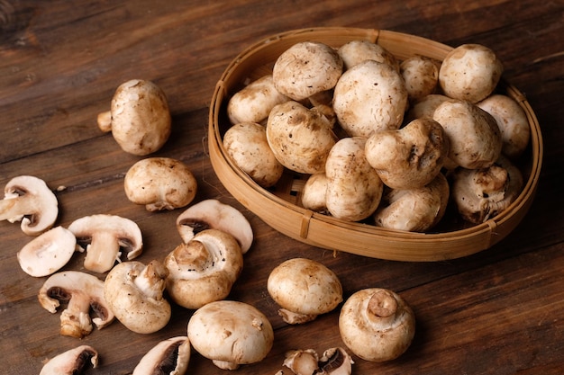 cogumelo champignon (Agaricus bisporus) é um cogumelo alimentar que é quase redondo como um botão. tabela