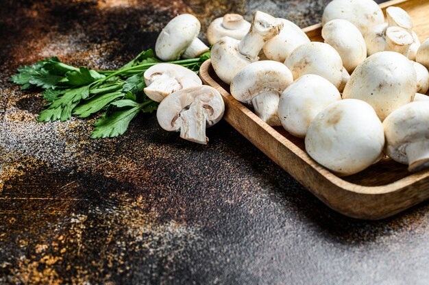 Cogumelo champignon em uma tigela de bambu.