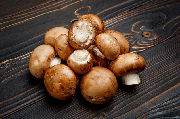 Cogumelo Champignon na mesa de madeira