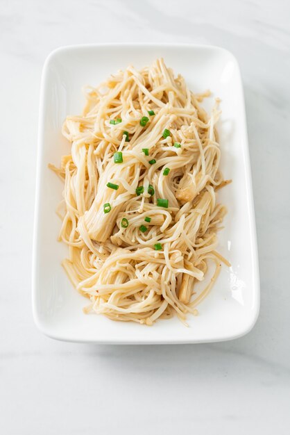 Cogumelo Frito Frito com Agulha Dourada com Manteiga em Prato Branco