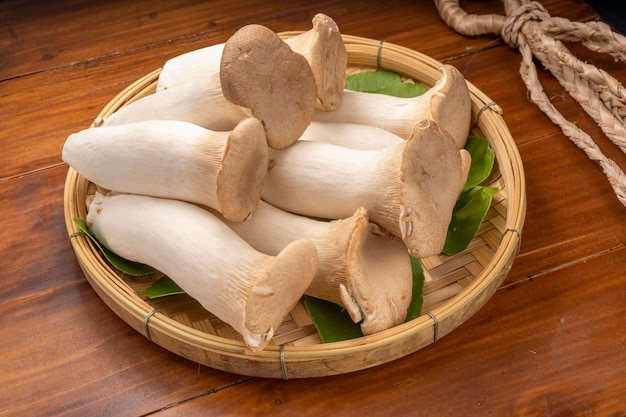 Foto cogumelo oringi ou cogumelos japoneses na cesta de bambu.