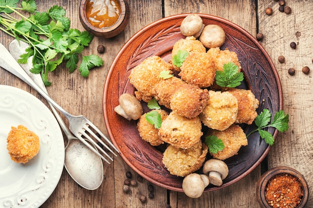 Cogumelos à milanesa caseiros