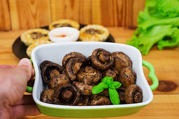 Cogumelos assados com cogumelos. Champignon grelhado