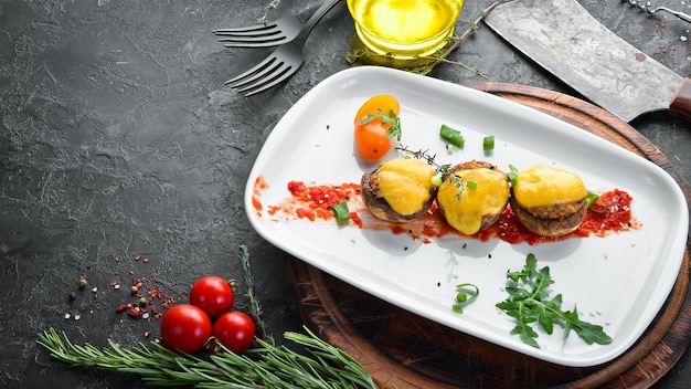 Cogumelos assados com queijo e legumes Pratos de restaurante Vista superior Espaço para cópia grátis