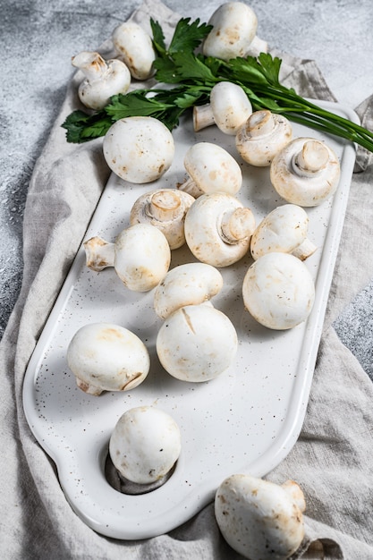 Cogumelos champignon frescos em uma tábua de cortar