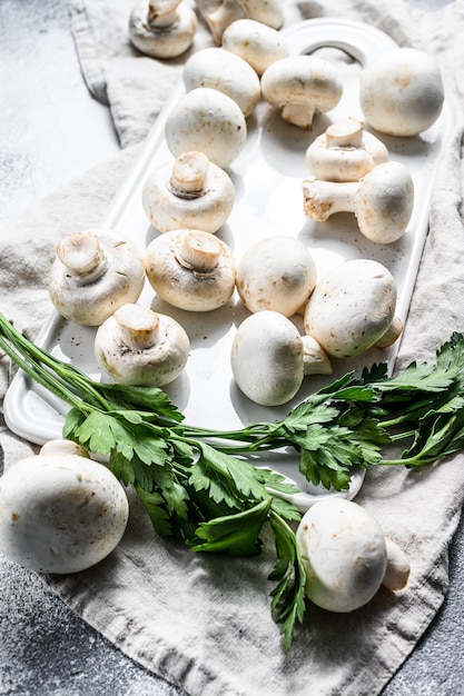 Cogumelos champignon frescos em uma tábua de cortar