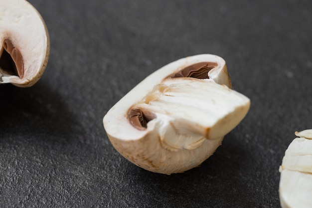 Cogumelos champignon frescos isolados em fundo escuro