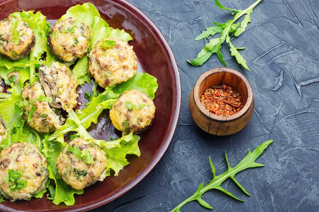 Cogumelos champignon recheados com carne moída. Comida italiana.