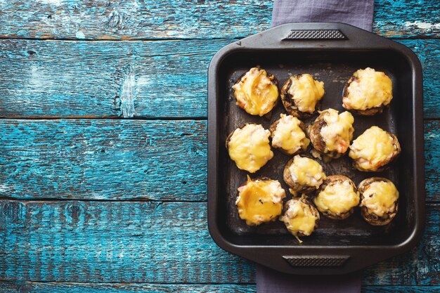 Cogumelos champignon recheados com queijo, frango e ervas assadas no forno