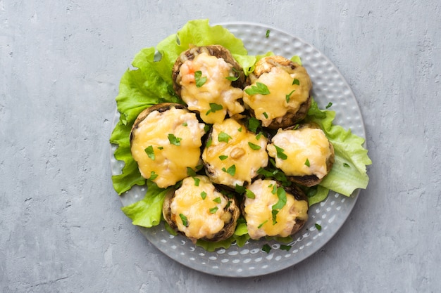 Cogumelos champignon recheados com queijo, frango e ervas assadas no forno