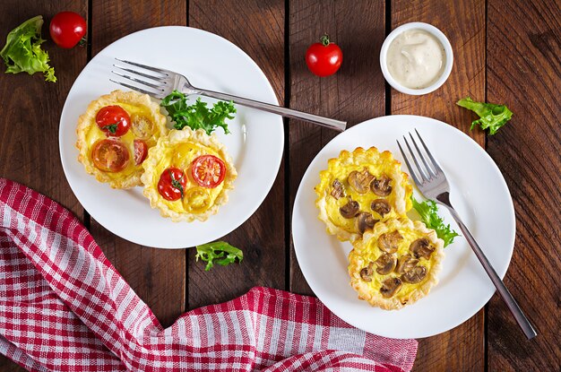 Cogumelos, cheddar, tortinhas de tomates na madeira