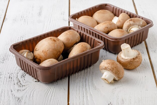 Cogumelos comestíveis champignon na mesa de madeira