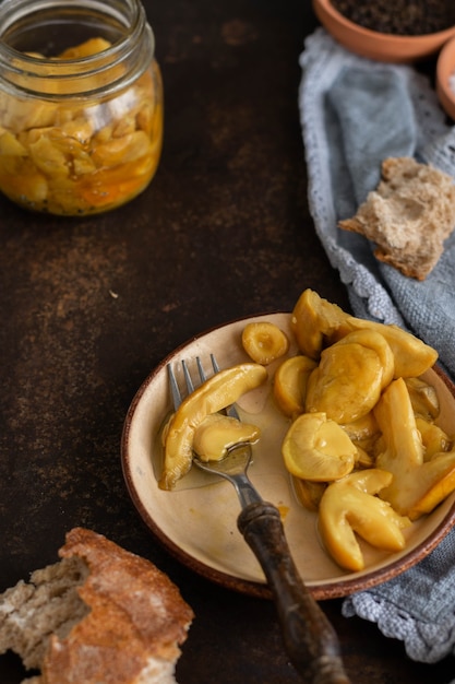 Foto cogumelos cozidos prontos para comer (amanita caesarea) na mesa