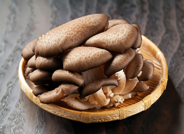Foto cogumelos de faixa castanhos frescos ou cogumelos reishi pretos