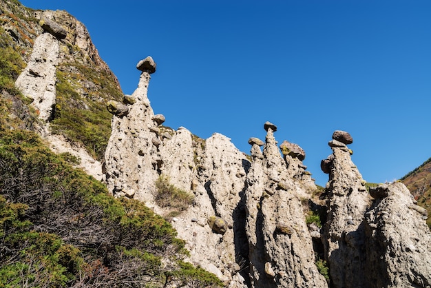 Cogumelos de pedra, erosão eólica de rochas. Rússia, Altai, vale Chulyshman, trato Akkurum