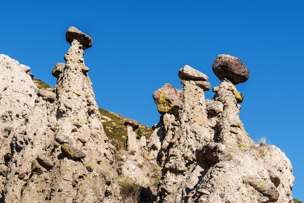 Cogumelos de pedra, erosão eólica de rochas. Rússia, Altai, vale Chulyshman, trato Akkurum