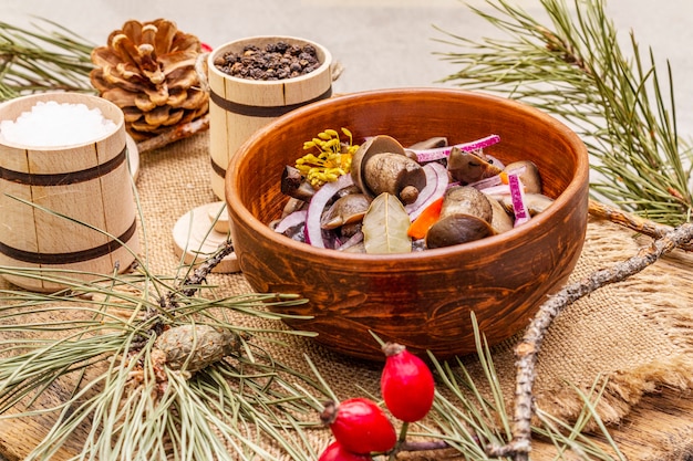 Cogumelos em conserva ou fermentados. Lanche de Natal tradicional. Talheres festivos de ano novo