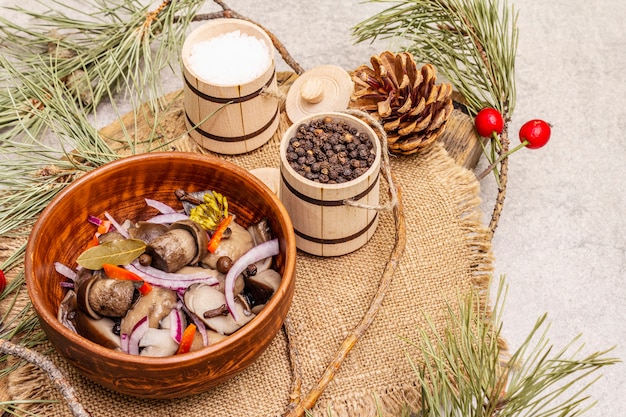 Cogumelos em conserva ou fermentados. Lanche de Natal tradicional. Talheres festivos de ano novo