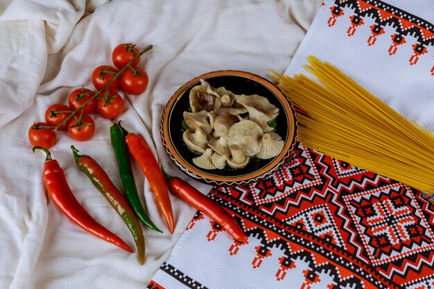 Cogumelos em conserva, tomate vermelho e pimenta