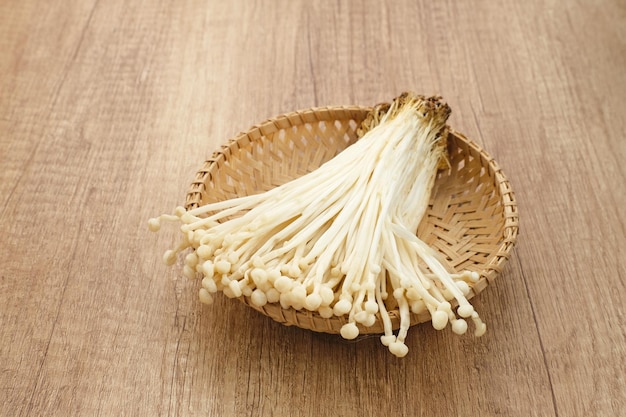 Cogumelos Enoki (jamur enoki), um cogumelo comestível com um longo corpo frutífero branco como brotos de feijão