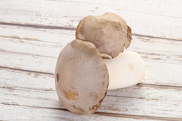 Foto cogumelos eringi em bruto para cozinha