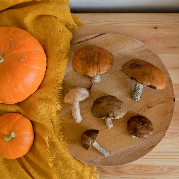 Cogumelos estão deitados em uma mesa de madeira