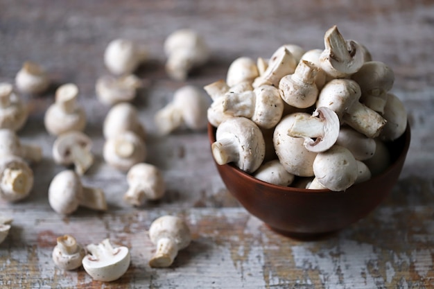 Cogumelos frescos champignon em uma tigela.