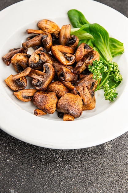 cogumelos fritos champignons vegetais prato fresco delicioso comida gourmet fundo na mesa comida rústica vista superior copiar espaço dieta ceto e paleo comida vegetariana e vegana